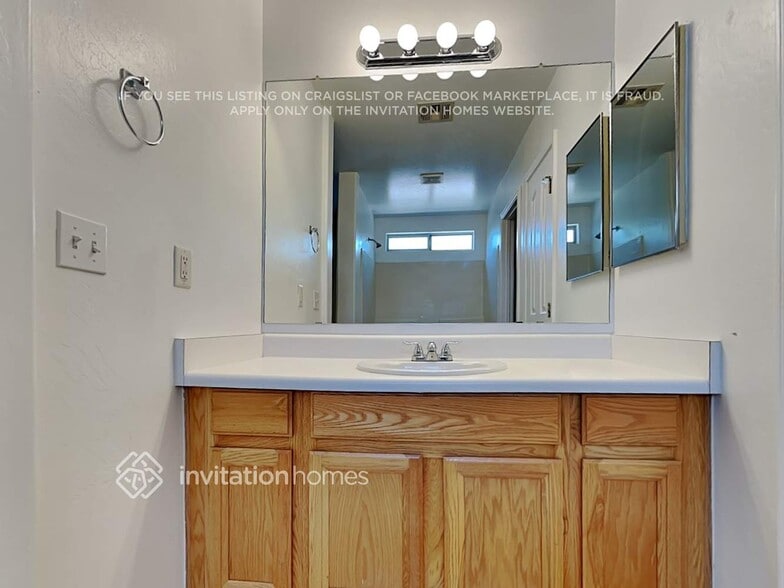 Building Photo - 10617 E Portobello Ave