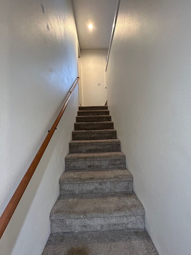 Building Photo - 4 bedroom, 2.5 Bath In Carlton- Great Location!