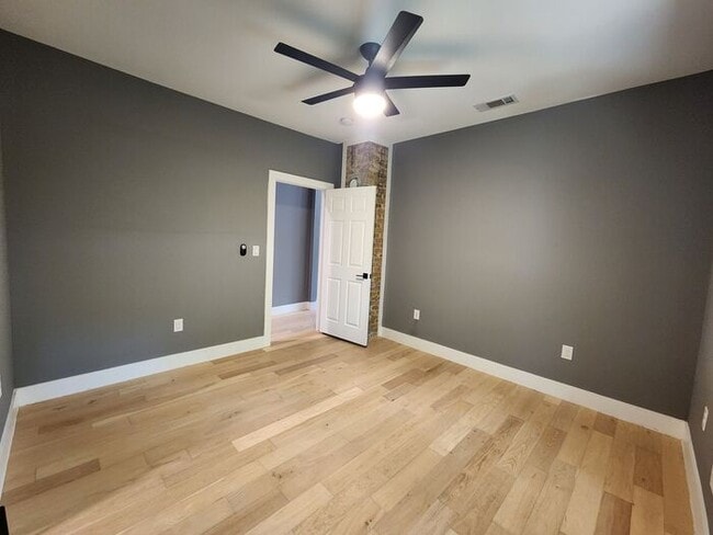 Building Photo - 2BR/1BA Remodeled Duplex w/ In-Unit W/D in Oak Cliff