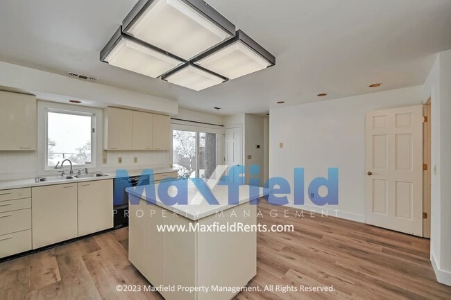 Building Photo - Avenues - 3 Bedroom 3 Bath Townhome with amazing southern views