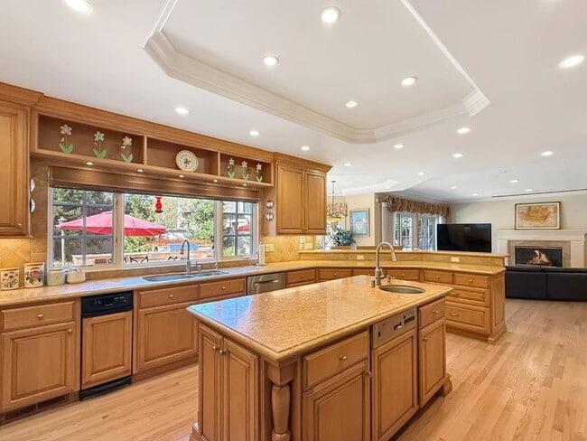 Building Photo - 1526 Hillview Dr