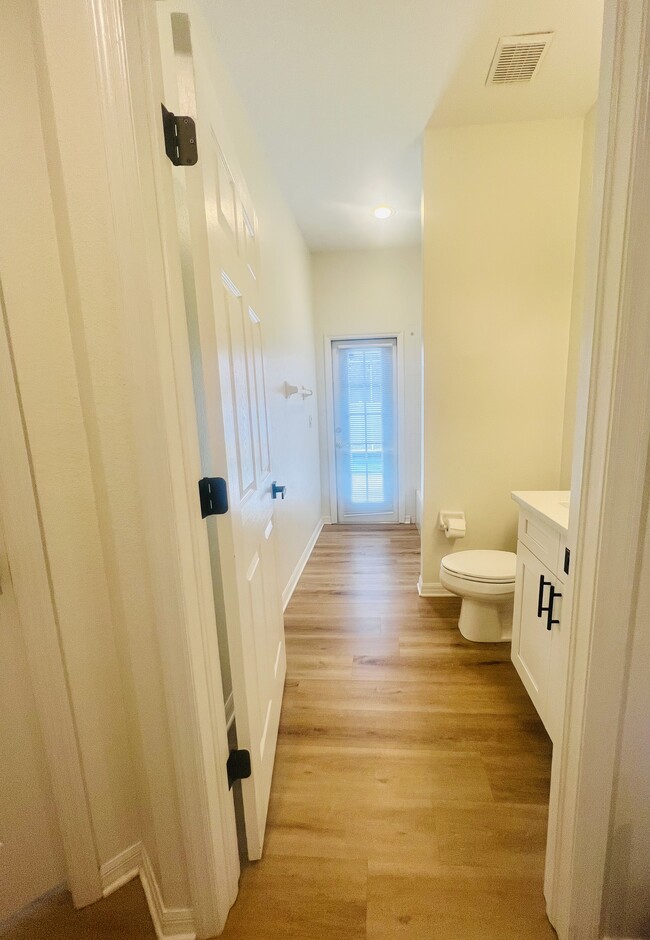 Building Photo - 1405 W River Ct