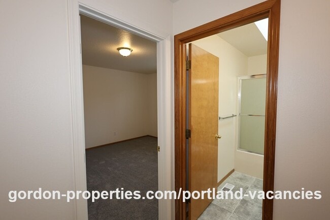 Building Photo - SE Knapp Circle - 3 bedroom duplex with attached single car garage