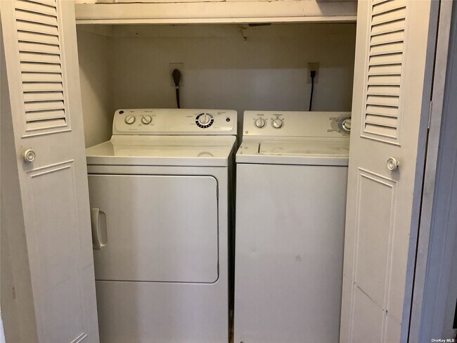 Building Photo - 261 Newcastle Ct