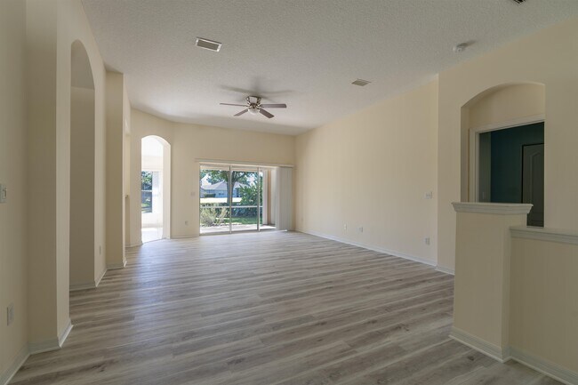 Building Photo - 704 Captains Dr