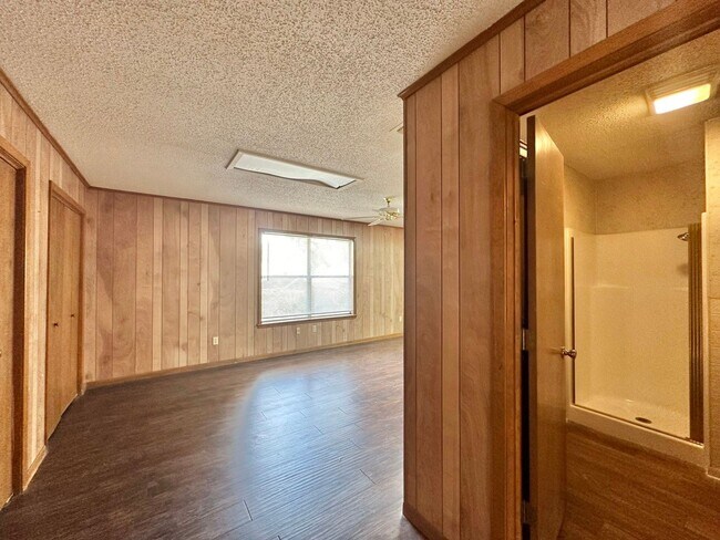 Building Photo - Spacious 3 bedroom 2 bathroom home in Tyler!