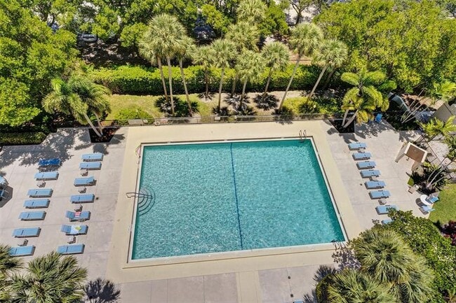 Building Photo - 3200 Port Royale Dr N