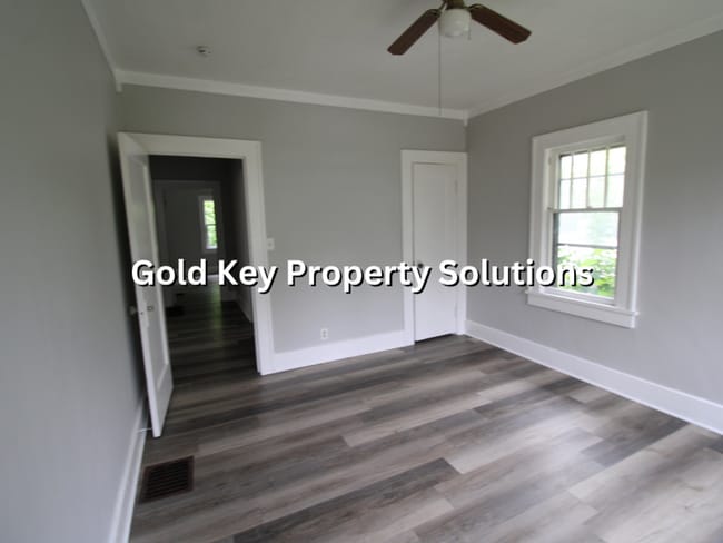 Building Photo - Spacious 3 BR 1 BA House with Dining Room and Fenced Backyard. (SECTION 8 APPROVED)