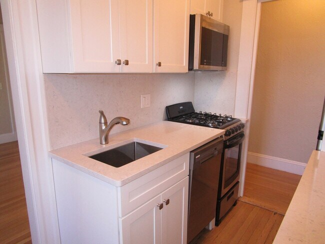 Building Photo - 122 Riverway