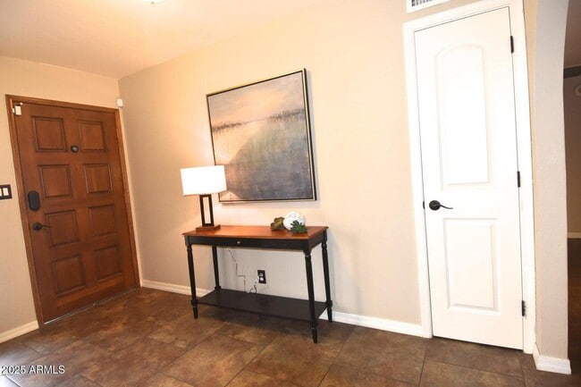 Building Photo - 10008 N 33rd Pl