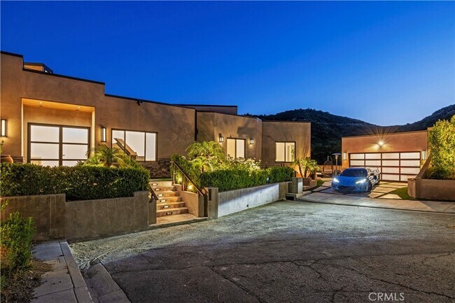 Building Photo - 4000 Bouquete St