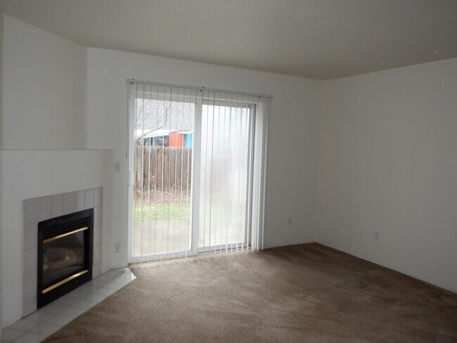 Building Photo - Single Level 2 Bed/2 Bath End Unit with Ga...
