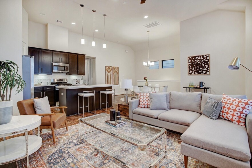 open concept family area - 2926 Alice St