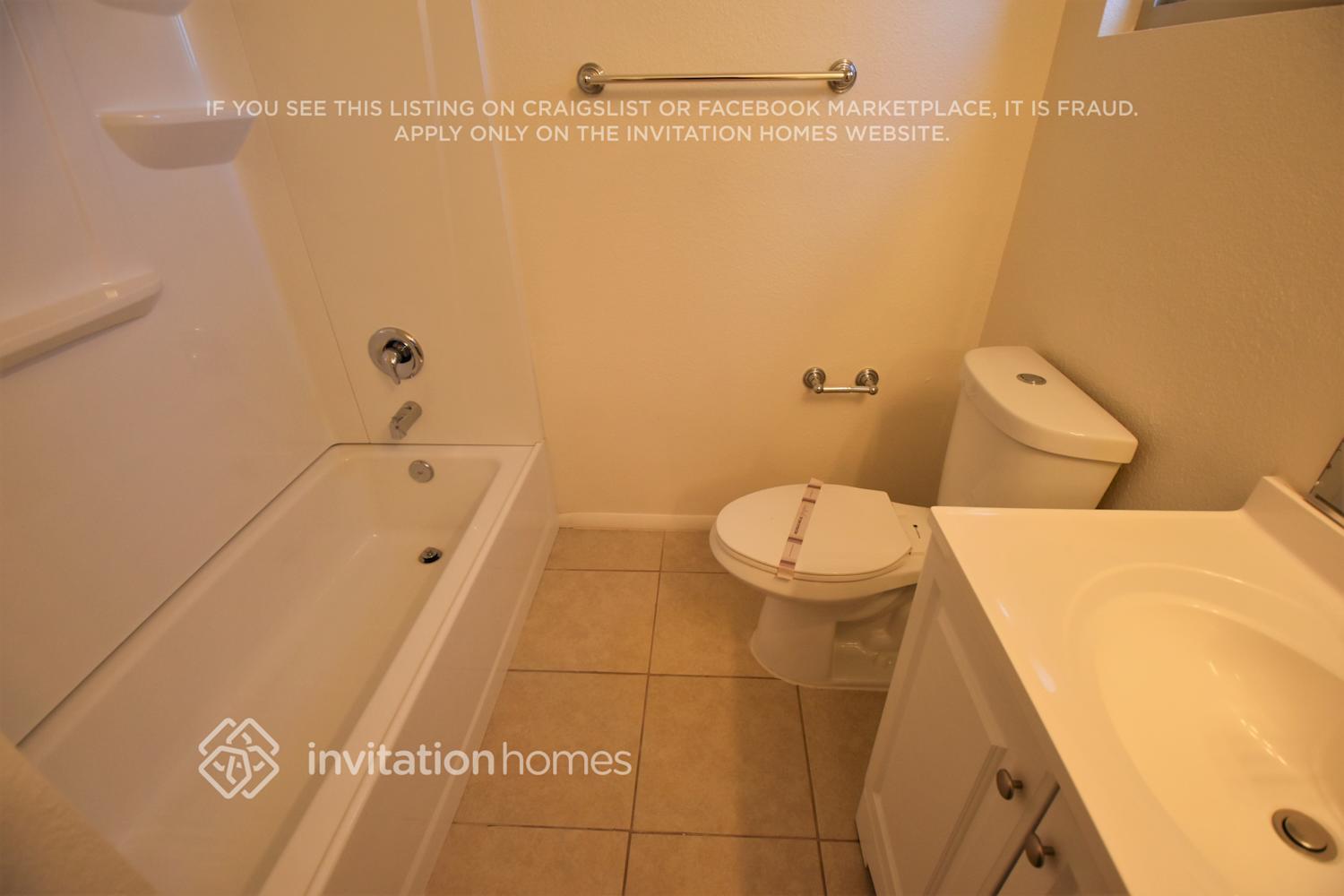 Building Photo - 652 E Calle Del Norte