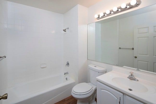 Building Photo - Large 2BR in Pacific Beach w/ a Fireplace