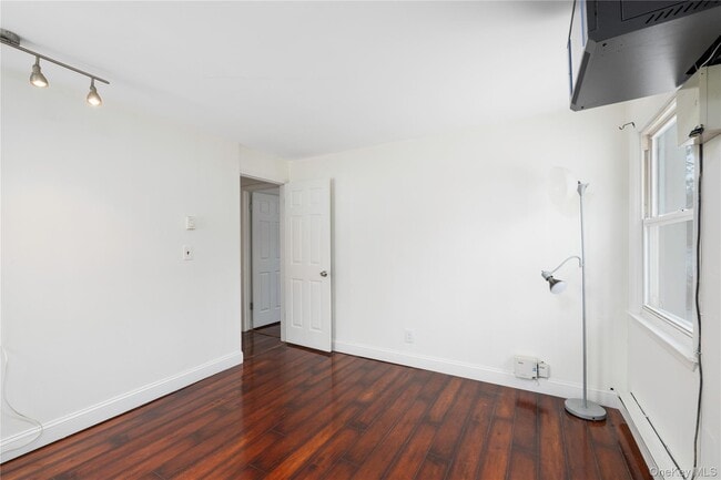 Building Photo - 74 Lakeshore Dr E