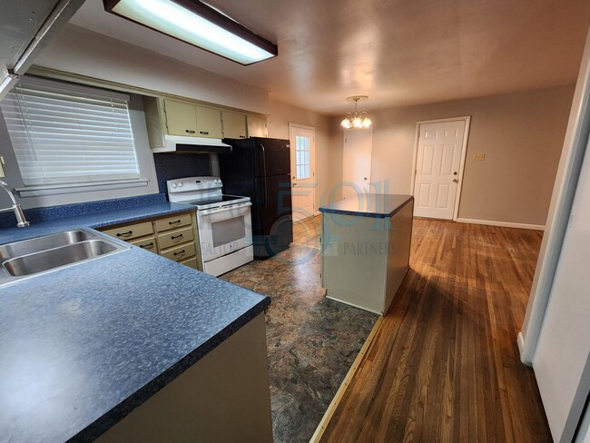 Building Photo - Wonderful 3BR/1.5BA Just a few blocks away...