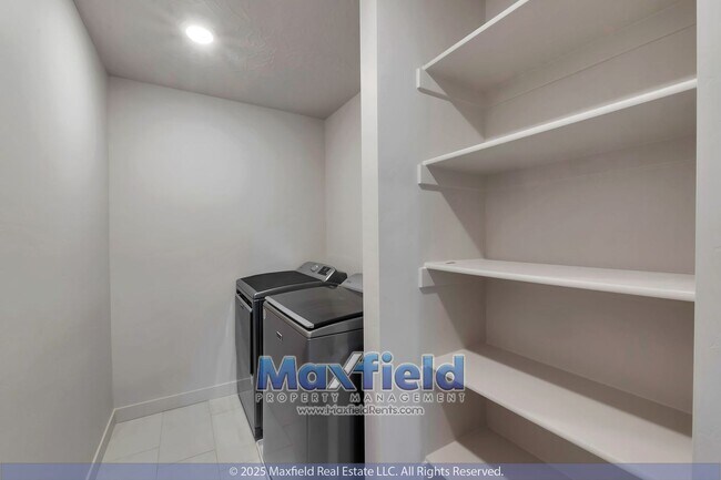 Building Photo - Saratoga Springs 5BD - 3.5BTH - 2GAR