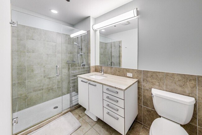 Building Photo - 550 N Saint Clair St