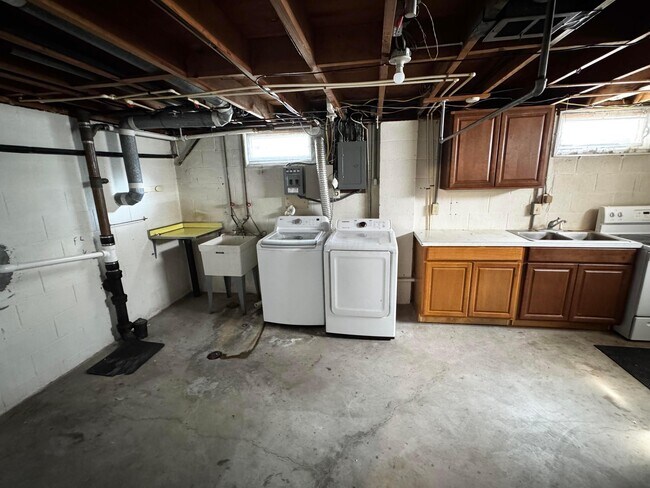Building Photo - 4687 Julian Dr