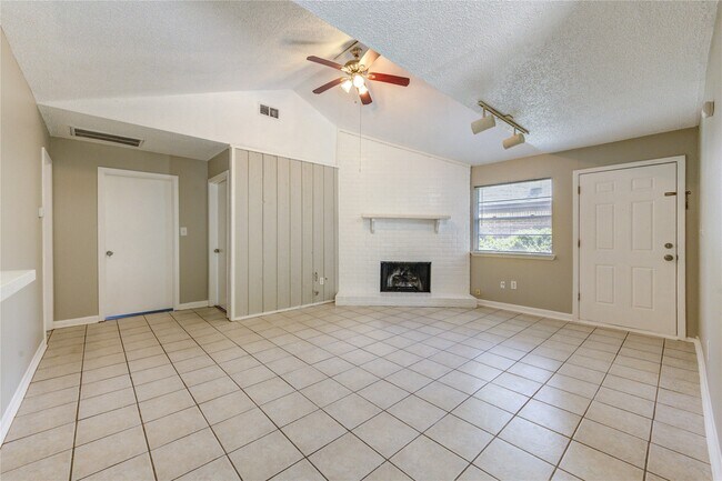 Building Photo - 212 Quaker Dr