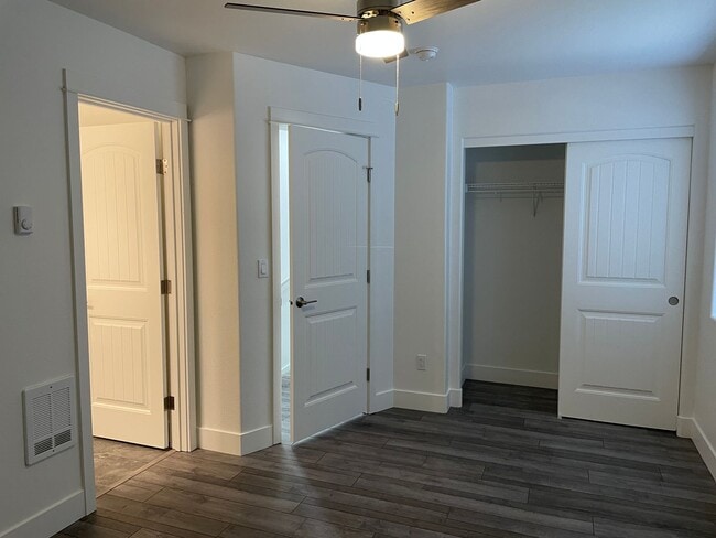 Building Photo - Beautifully Updated 2 Bed / 2.5 Bath Duplex in SW Redmond – Move-In Ready!