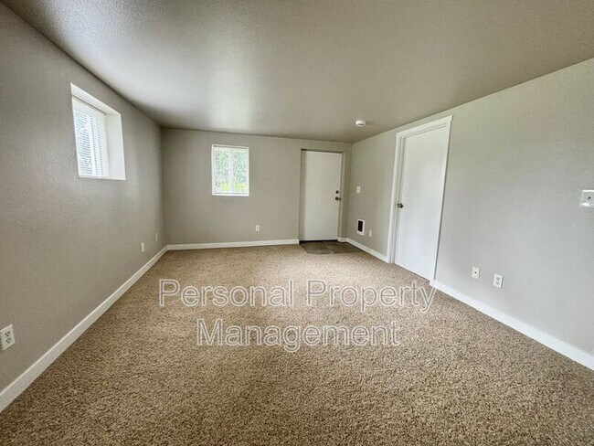 Building Photo - 525 NW 10th Ave