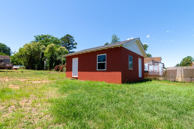 Building Photo - 1032 Bedford Dr