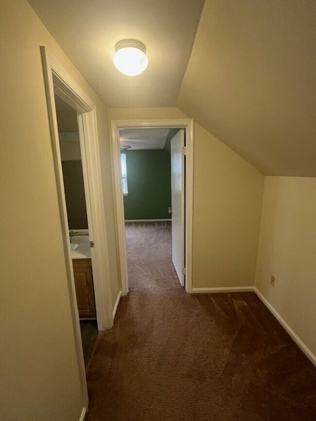 Building Photo - LOVELY CAPE COD WITH 4 BEDS, 2 BATHS AND G...