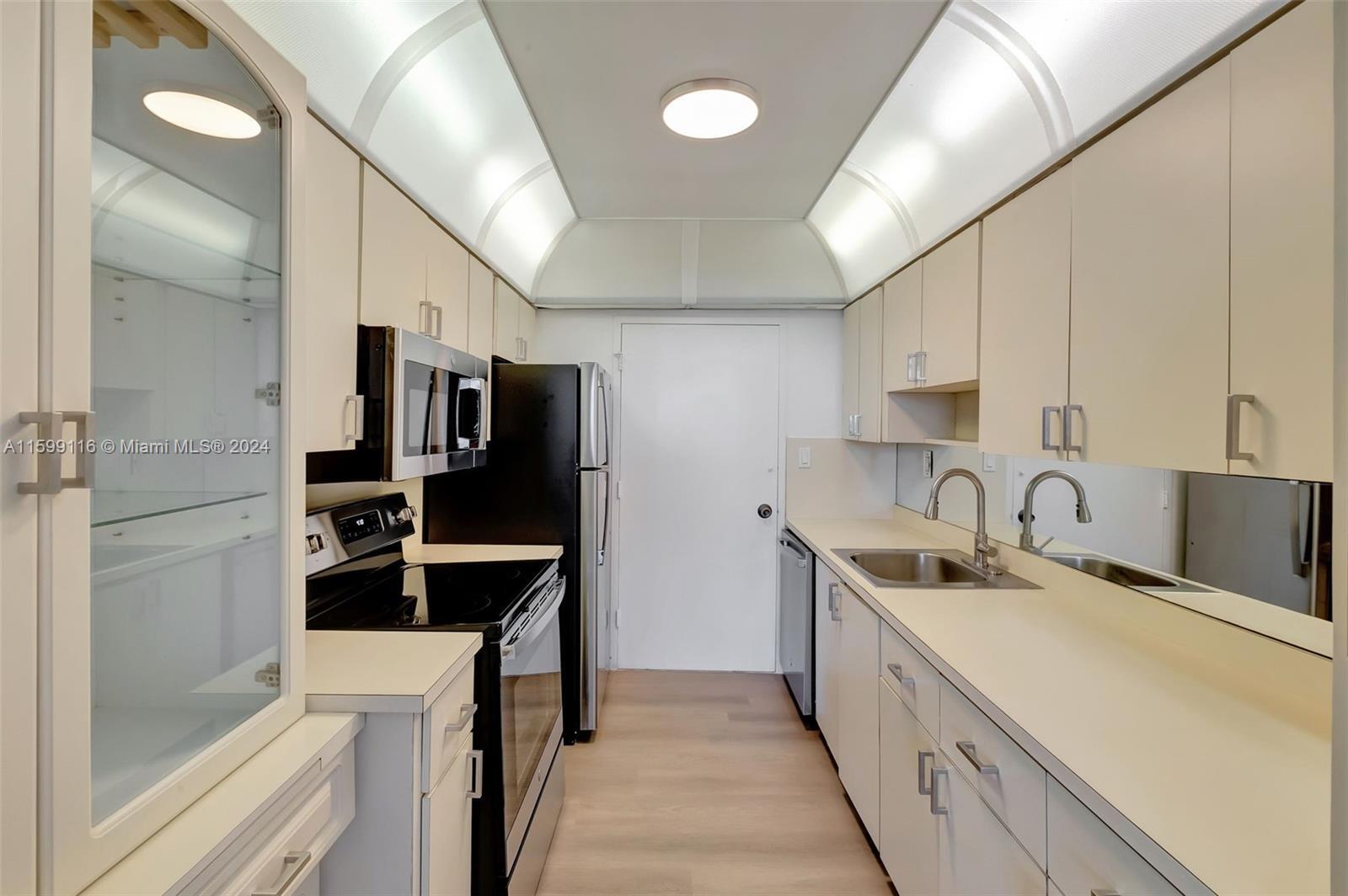 Building Photo - 5401 Collins Ave