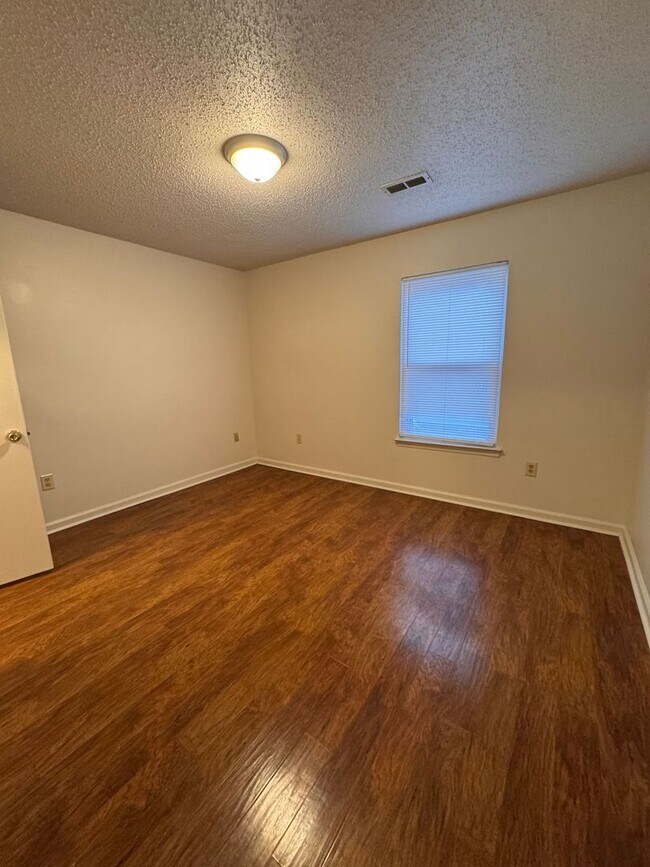 Building Photo - Top Floor Apartment for Rent in Bridgewater