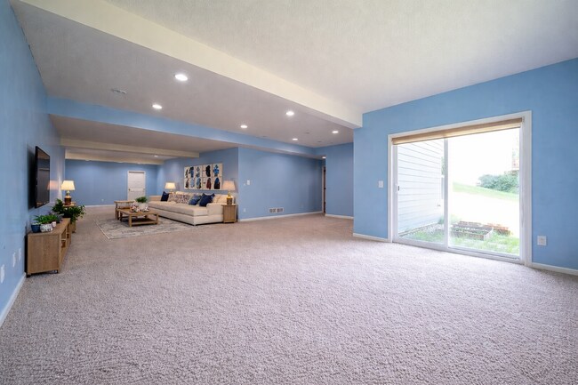 Building Photo - 4650 Yellowstone Ln N