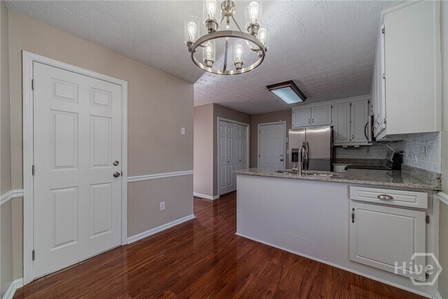 Building Photo - 670 Woodland Ridge Dr