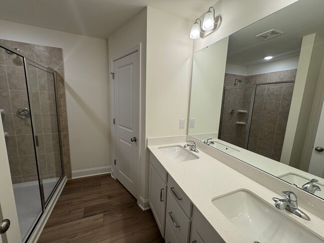 Building Photo - 3 Bedroom | 2.5 Bathroom Raleigh Townhome