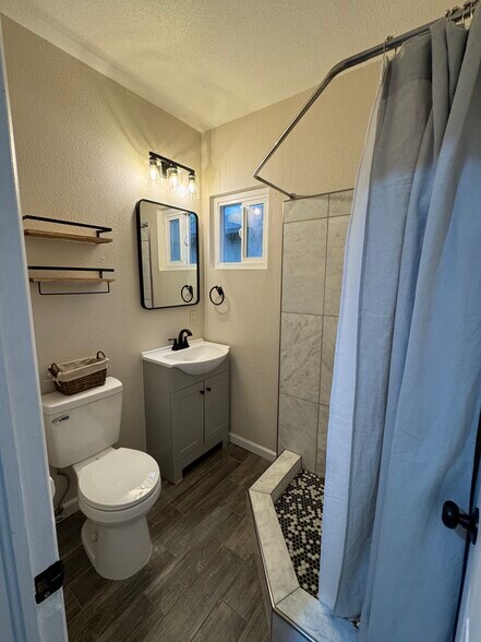 Building Photo - 802 Ridge Rd