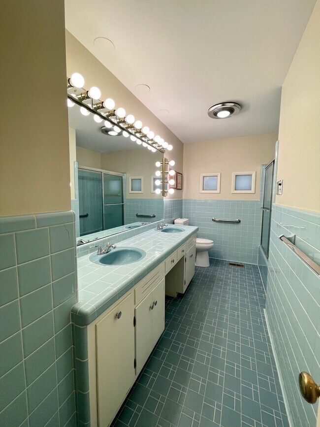 Building Photo - 3 bedroom 2.5 bath in the heart of Athens!...