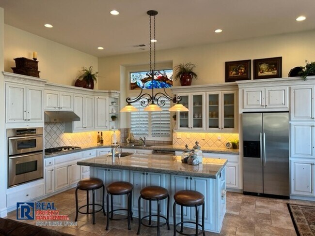 Building Photo - Fully Furnished Home