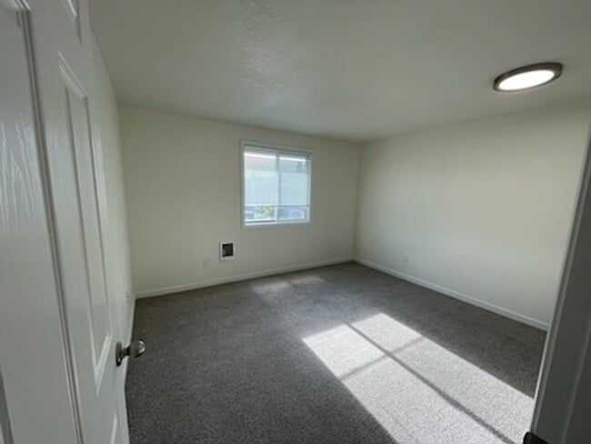 Building Photo - **AVAILABLE SOON** 3 Bedroom RANCH STYLE in Hillsboro!