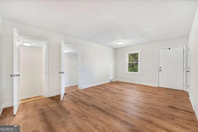 Building Photo - 2905 Gresham Rd S E