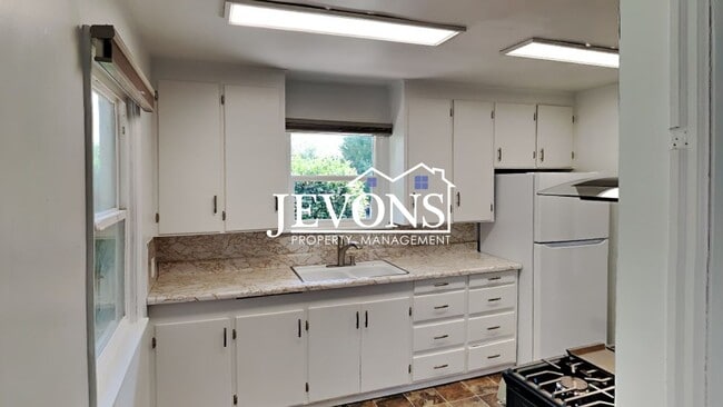 Building Photo - Charming 3-bedroom home with large fenced ...