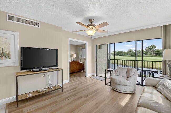 Building Photo - 451 Greensward Ln