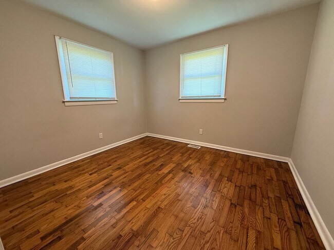 Building Photo - Great 3 bedroom 2 bath witb garage