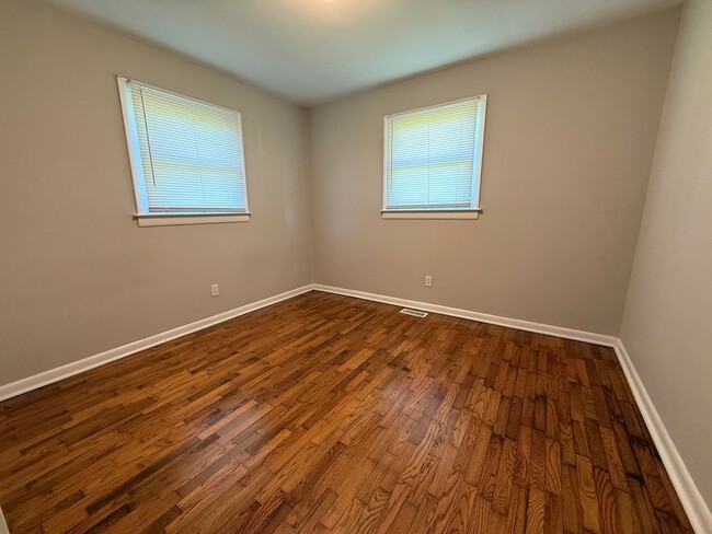 Building Photo - Great 3 bedroom 2 bath with garage