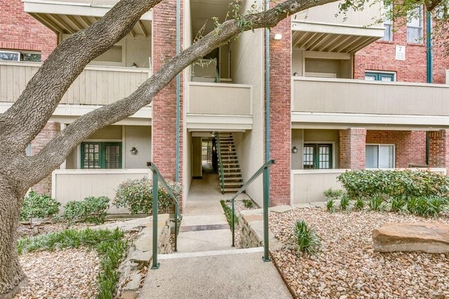 Building Photo - 8601 Park Ln