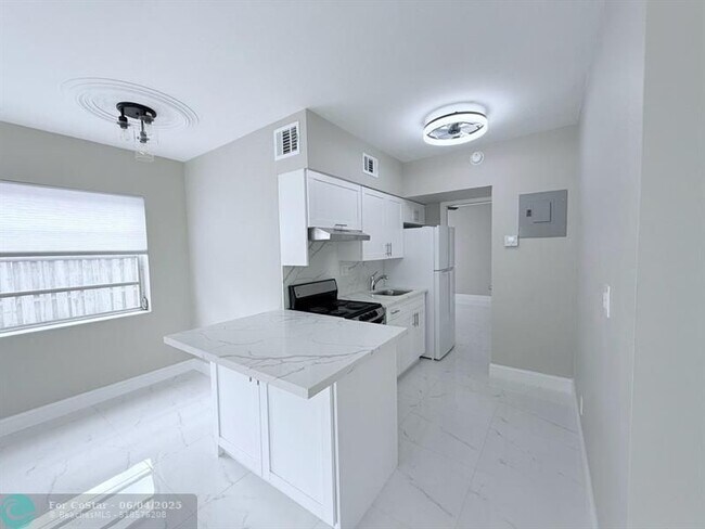 Building Photo - 2725 Middle River Dr