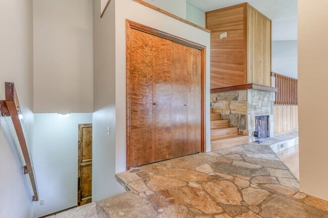 Building Photo - Custom 4BD Salmon Creek Home!