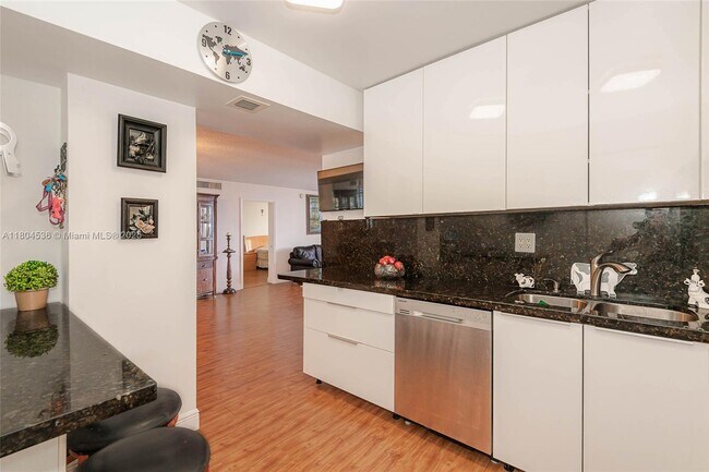 Building Photo - 1833 S Ocean Dr