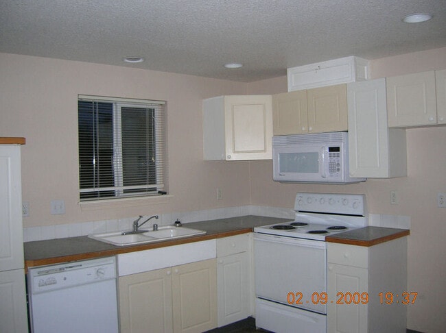 Building Photo - WOODLAND 3 BEDROOM, 3 BATH BEAUTY!