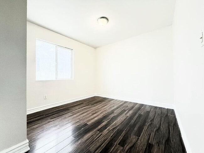 Building Photo - 844 W 54th St