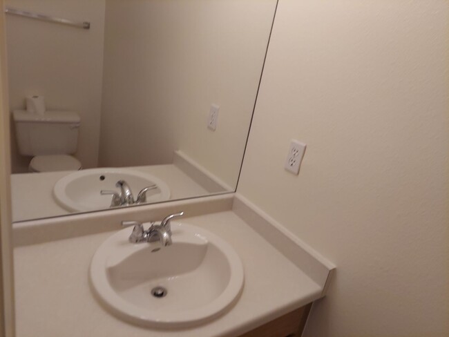 Building Photo - Beautiful Townhouse in Louisville!!
